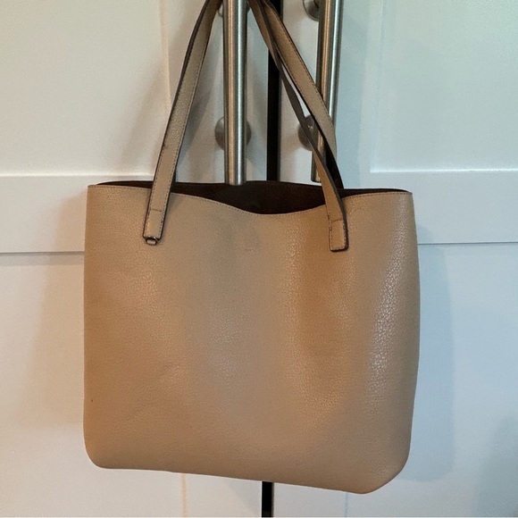 Street Level Reversible Tote w/ Wrislet - Picture 3 of 4